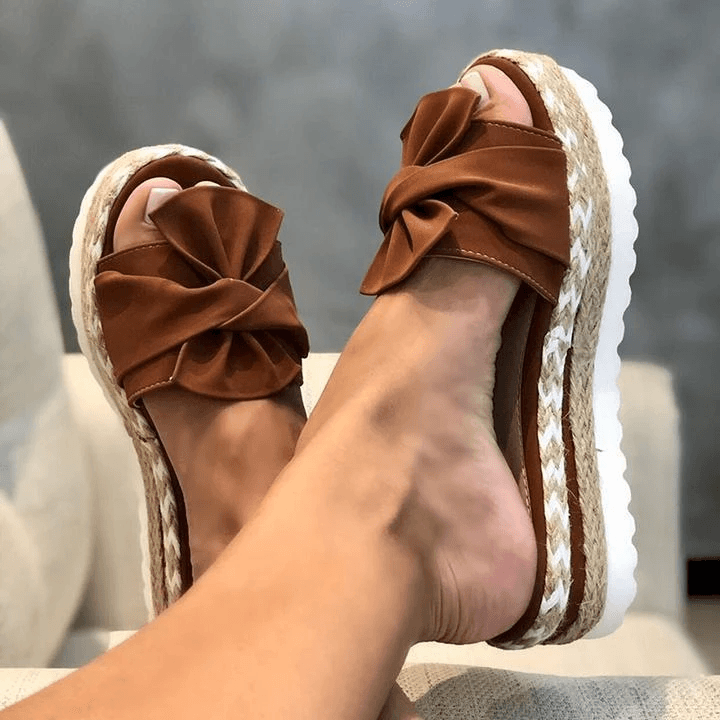 Zapatillas anudadas con sandalias gruesas de suela